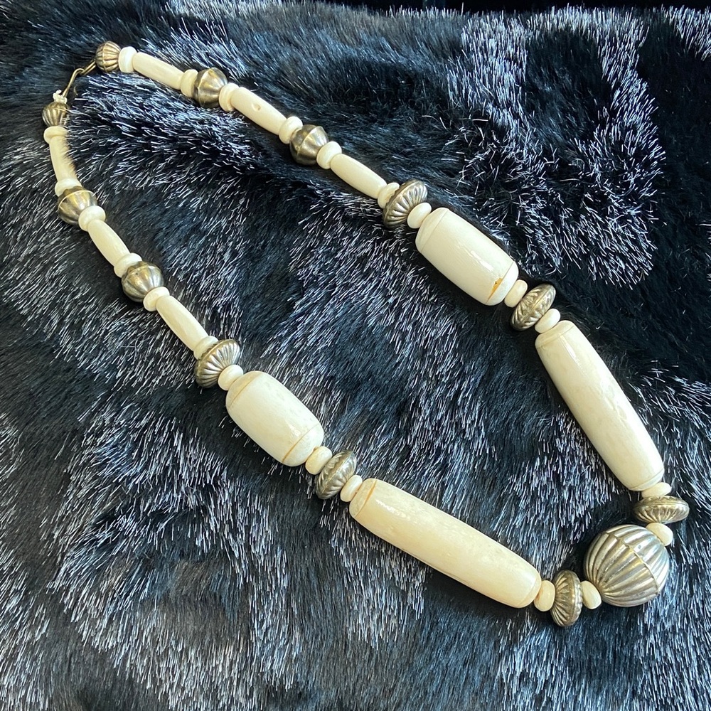 Vintage Elegant Silver and Cream Beaded Necklace